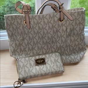 Michael Kors to set wallet and purse